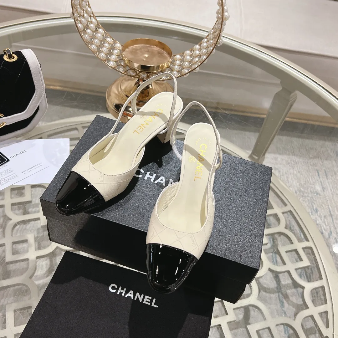 👟👟Ex-factory price 540👟👟 CHANEL Xiangjia 24vs spring and summer new fashion sandals series... Chanel is a very comprehensive noble fashion lifestyle brand. The same models are sold by major fashion bloggers and celebrities in Hong Kong, the United States, and other countries. They are simply beautiful. I fall in love with elegance and the playful sense of the future. I want to own them right away just by looking at them. But you can really think about a pair of exquisite high heels. This series is specially designed for extraordinary and indifferent ladies to create a unique overall effect. CHANEL designs products that inspire women to move forward and highlight their charm... 1️⃣Material: Original customized patent leather + imported sheepskin 2️⃣Inner lining: Original customized imported sheepskin 3️⃣Feet: Original customized imported sheepskin 4️⃣Outsole: Genuine leather sole imported from Italy 5️⃣Heel height: 2.5cm/6.5cm/9cm 6️⃣Number: 34-43 (34.40.41.42.43 customization is not returnable) 7️⃣Packaging: The latest and exquisite full set of packaging at the counter